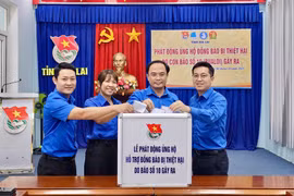 Cán bộ Tỉnh đoàn quyên góp tại lễ phát động Chiến dịch “Chung tay vượt bão”, ủng hộ đồng bào vùng bị thiệt hại do bão số 10.