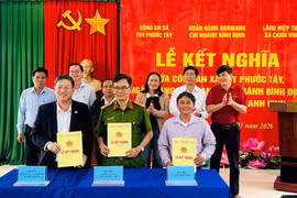 Công an xã Tuy Phước Tây, Agribank Bình Định kết nghĩa với làng Hiệp Tiến.