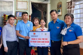 Gia Lai: Nhận đỡ đầu hai trẻ mồ côi có hoàn cảnh đặc biệt khó khăn