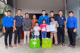 Gia Lai: Đỡ đầu trẻ mồ côi, hoàn cảnh khó khăn