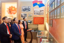 Chủ tịch UBND tỉnh Phạm Anh Tuấn dâng hương tại Nhà lưu niệm Chi bộ Trà Quang và Hồng Lĩnh.