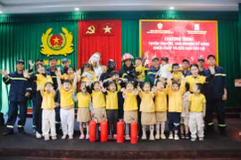 Giáo viên và học sinh Trường Mầm non Hoa Sữa thực hành kỹ năng phòng cháy chữa cháy và cứu nạn, cứu hộ.