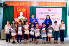 Trao quà cho thiếu nhi tại chương trình.