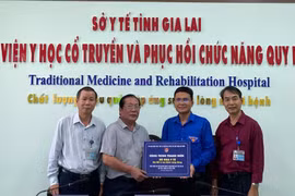 Trao bảng tượng trưng, bàn giao công trình thanh niên “Số hóa y tế - Mã QR vì sức khỏe cộng đồng”