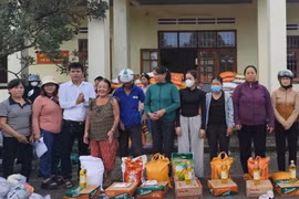 Chi hội Bảo trợ bệnh nhân nghèo Hoài An trao 600 suất quà hỗ trợ người dân bị thiệt hại do cơn bão số 13.