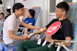 Câu lạc bộ 25 phối hợp với Ban chỉ đạo vận động hiến máu tình nguyện tỉnh tổ chức Lễ hội Xuân hồng năm 2026, qua đó tiếp nhận 303 đơn vị máu.