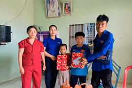 Dù di chuyển, nói chuyện khó khăn nhưng Hữu (bìa phải) vẫn cố gắng đến tận nhà thăm, tặng quà cho các trường hợp khó khăn.