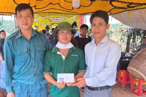 Hỗ trợ 65 triệu đồng cho gia đình người đàn ông bị điện giật tử vong khi đi đào giếng