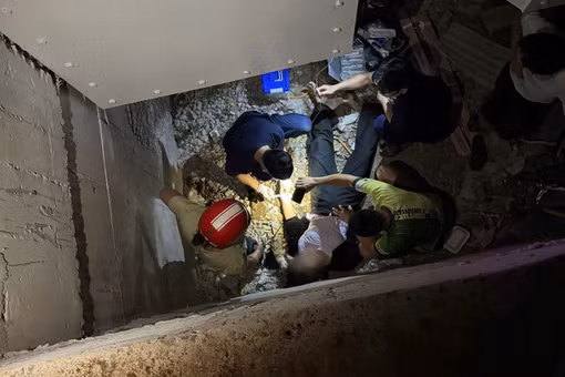 Mải chụp ảnh, nữ du khách bị rơi xuống chân cầu Biển Hồ