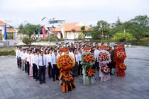 Dâng hoa, dâng hương tưởng nhớ Chủ tịch Hồ Chí Minh tại Khu tưởng niệm Nguyễn Sinh Sắc.