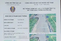 Hình ảnh ô tô vượt đèn đỏ vào sáng 15-9 tại ngã tư quốc lộ 19 mới và ĐT 640 (xã Tuy Phước).