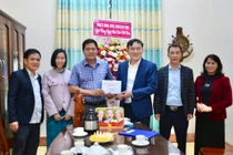 Phó Chủ tịch UBND tỉnh Nguyễn Tuấn Anh thăm, chúc mừng thầy cô Trường THCS Phạm Hồng Thái nhân dịp 20-11