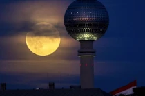 Hôm nay Việt Nam đón siêu trăng đẹp nhất năm giữa mưa sao băng