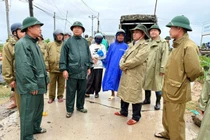 Phó Bí thư Thường trực Tỉnh ủy Rah Lan Chung kiểm tra các điểm ngập lụt tại phường Ayun Pa và xã Ia Sao, Ia Tul