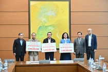 Tỉnh Quảng Ninh trao kinh phí hỗ trợ tỉnh Gia Lai, Khánh Hòa, Đắk Lắk mỗi tỉnh 5 tỷ đồng để khắc phục hậu quả của mưa lũ.