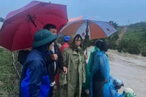 Phó Chủ tịch UBND tỉnh Nguyễn Thị Thanh Lịch kiểm tra công tác ứng phó với mưa lũ tại một số địa phương