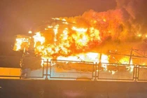 Xe giường nằm bốc cháy dữ dội trên cao tốc, một hành khách tử vong