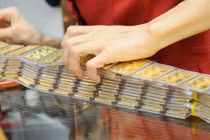 Giá vàng đang 'test đáy', đừng hoảng loạn bán tháo