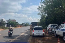 Cảnh sát giao thông mở đường đưa người bị tai nạn đi cấp cứu kịp thời