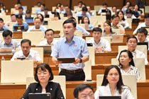 Đại biểu Lê Hoàng Anh đề nghị làm rõ cơ sở pháp lý, trách nhiệm trong thực hiện dự án đường Vành đai 5 - vùng Thủ đô Hà Nội. Ảnh: Đoàn ĐBQH tỉnh Gia Lai