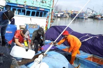 Ngư dân Bình Định khẩn trương sửa chữa tàu thuyền sau bão số 13, chuẩn bị vươn khơi bám biển trở lại.