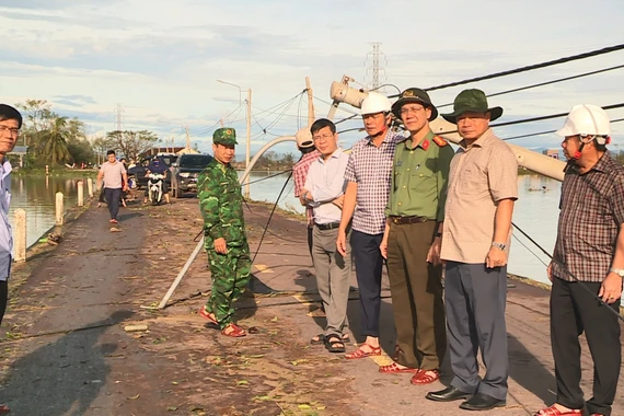 Đoàn công tác kiểm tra tại khu vực thôn Vinh Quang sau bão số 13.