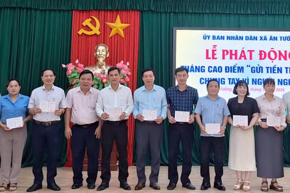 Trao sổ tiết kiệm cho đại diện các cơ quan, đơn vị.