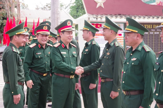 Đoàn công tác Tổng cục Chính trị kiểm tra, chúc tết đơn vị biên phòng Cửa khẩu Lệ Thanh.
