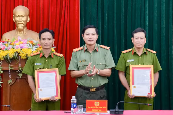 Đại diện lãnh đạo Công an tỉnh thưởng nóng cho 2 đơn vị.