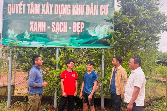 Người dân quyết tâm xây dựng khu dân cư xanh-sạch-đẹp.