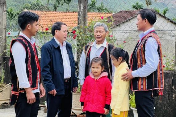 Người dân làng T2 trao đổi về mô hình mới.