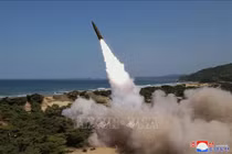 Một vụ phóng tên lửa đạn đạo của Triều Tiên. Ảnh tư liệu: KCNA/TTXVN