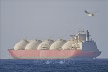 Con tàu di chuyển qua eo biển Hormuz. 