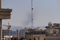 Khói bốc lên từ địa điểm ở Tehran, Iran sau các cuộc không kích, ngày 7-4-2026. 