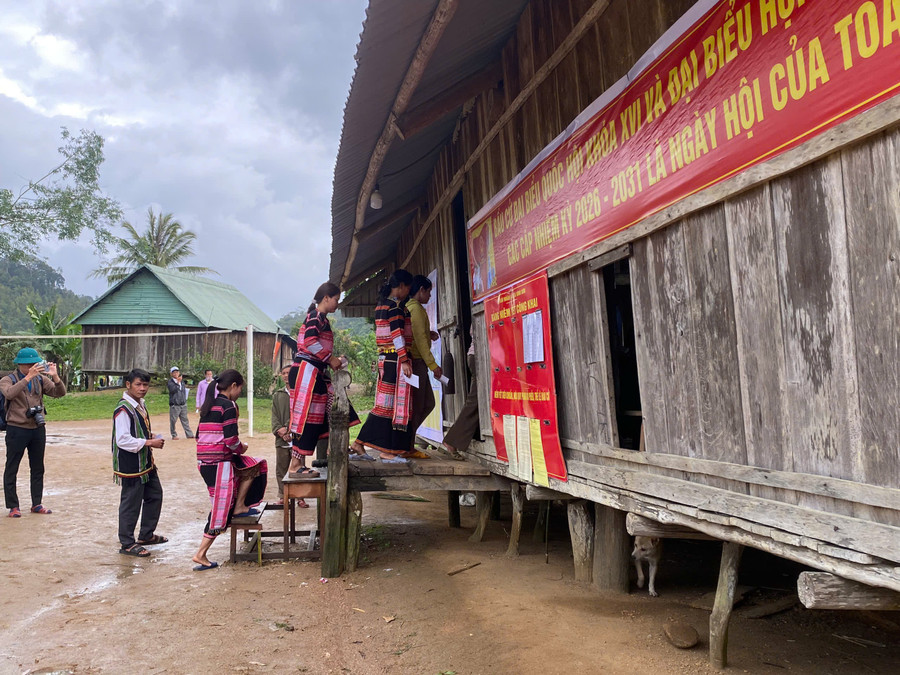 Cử tri thôn O2 vào khu vực bỏ phiếu. Ảnh: X.Đ