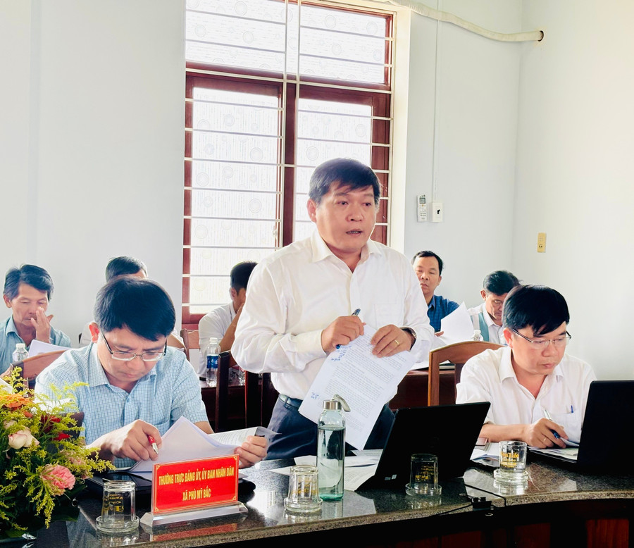 Đại diện lãnh đạo xã Phù Mỹ Bắc báo cáo tình hình phát triển kinh tế-xã hội 9 tháng của địa phương. Ảnh: X.Đ dai-dien-lanh-dao-xa-phu-my-bac.jpg