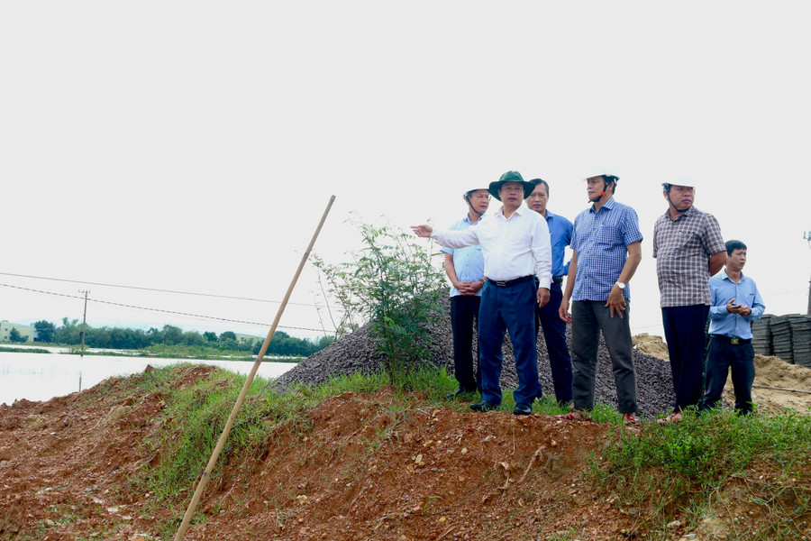 Phó Chủ tịch UBND tỉnh Dương Mah Tiệp (áo trắng) kiểm tra công tác đảm bảo an toàn các công trình đang thi công tại xã Tuy Phước Đông. Ảnh: Xuân Định anh-2-pho-chu-tich-ubnd-tinh-duong-mah-tiep-kiem-tra-cong-tac-dam-bao-an-toan-cac-cong-trinh-dang-thi-cong-tai-xa-tuy-phuoc-dong.jpg