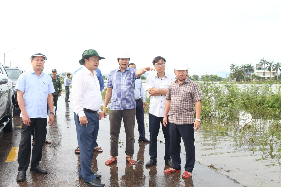 Phó Chủ tịch UBND tỉnh Dương Mah Tiệp (thứ 2 từ trái sang) kiểm tra tình hình ngập lụt tại xã Tuy Phước Đông. Ảnh: Xuân Định pho-chu-tich-ubnd-tinh-duong-mah-tiep-kiem-tra-tinh-hinh-ngap-lut-tai-xa-tuy-phuoc-dong.jpg