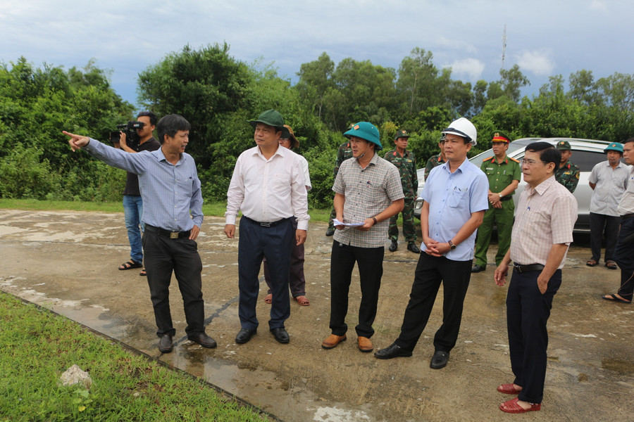 Phó Chủ tịch UBND tỉnh Dương Mah Tiệp (hàng đầu, thứ 4 từ phải sang) kiểm tra khu tái định cư vùng sạt lở núi Gành. Ảnh: Xuân Định pho-chu-tich-ubnd-tinh-duong-mah-tiep-kiem-tra-khu-tai-dinh-cu-vung-sat-lo-nui-ganh.jpg