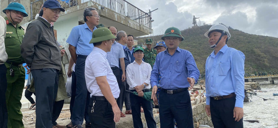 Phó Chủ tịch UBND tỉnh Nguyễn Tự Công Hoàng (thứ 2 từ phải sang) kiểm tra thực tế đoạn bờ kè hư hỏng tại làng chài Hải Minh. Ảnh: Xuân Định