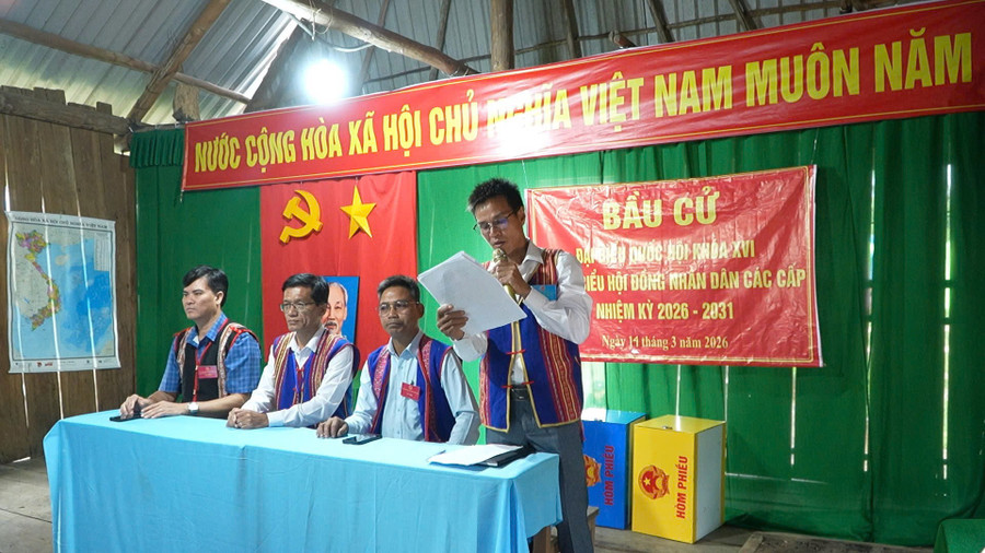 Tổng Biên tập Báo và phát thanh, truyền hình Gia Lai Hồ Xuân Ánh - Ủy viên Ủy ban Bầu cử tỉnh (thứ 2 từ trái sang) cùng các thành viên Ban Bầu cử xã Vĩnh Sơn điều hành cuộc bầu cử. Ảnh: Nhật Trường