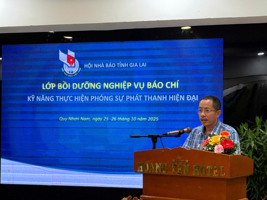 Nhà báo Trần Quốc Anh-Phó Chủ tịch chuyên trách Hội Nhà báo tỉnh Gia Lai phát biểu khai mạc lớp tập huấn. Ảnh: Lệ Hằng nha-bao-tran-quoc-anh-pho-chu-tich-chuyen-trach-hoi-nha-bao-tinh-gia-lai.jpg