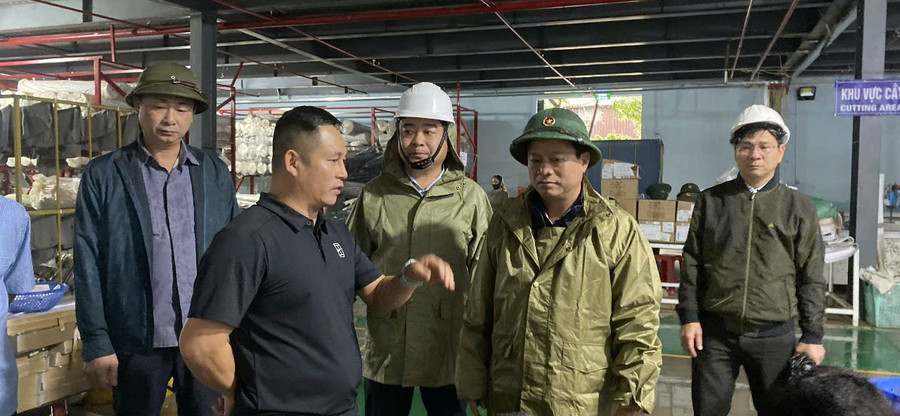 pho-chu-tich-thuong-truc-ubnd-tinh-nguyen-tuan-thanh-kiem-tra-thiet-hai-sau-mua-lu-tai-cong-ty-cp-nem-goi-quy-nhon-kcn-phu-tai.jpg
