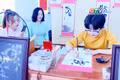 Cô gái trẻ đam mê nghệ thuật thư pháp