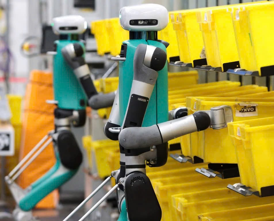 Robot 2 chân di chuyển container trong một cuộc trình diễn của Amazon vào năm 2023. Ảnh: Getty Images/Nguồn: baovanhoa.vn z6677758984940-b30a1aecad4e447db0c61d098f347e73.jpg