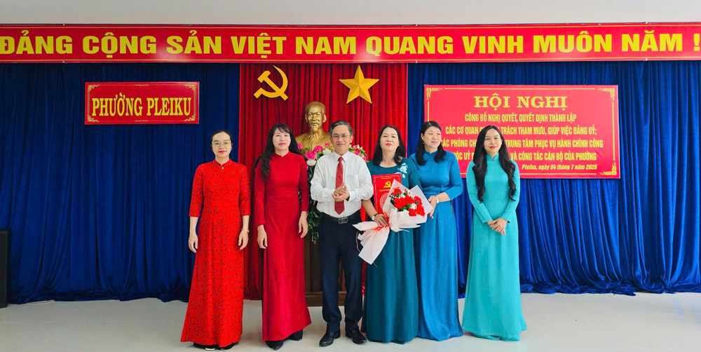 Bí thư Đảng ủy phường Pleiku Nguyễn Xuân Phước (thứ 4 từ phải sang) trao các quyết định về công tác tổ chức, cán bộ. Ảnh: B.B anh-3.jpg