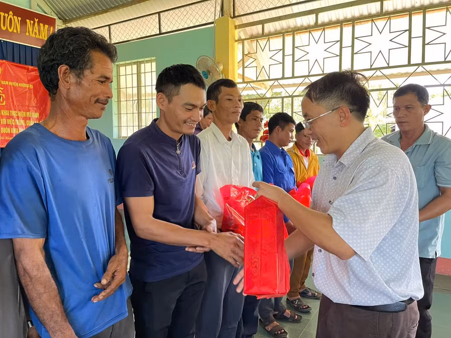 pho-chu-tich-uy-ban-mttq-viet-nam-huyen-krong-pa-trinh-thanh-khiet-tang-qua-cho-cac-ho-dan-tham-gia-mo-hinh-phat-trien-san-xuat-chan-nuoi-gan-voi-viec-trong-quan-ly-bao-ve-va-phat-trien-rung-ben-vung-anh-vu-chi.jpg