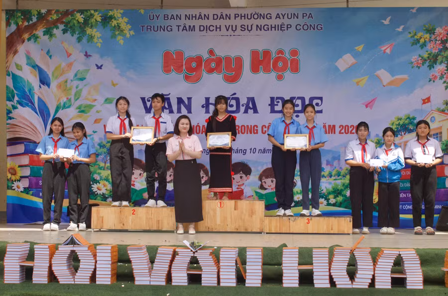 ban-to-chuc-trao-giai-cho-cac-doi-thi-xuat-sac-nhat-phan-thi-gioi-thieu-sach-anh-vu-chi.jpg