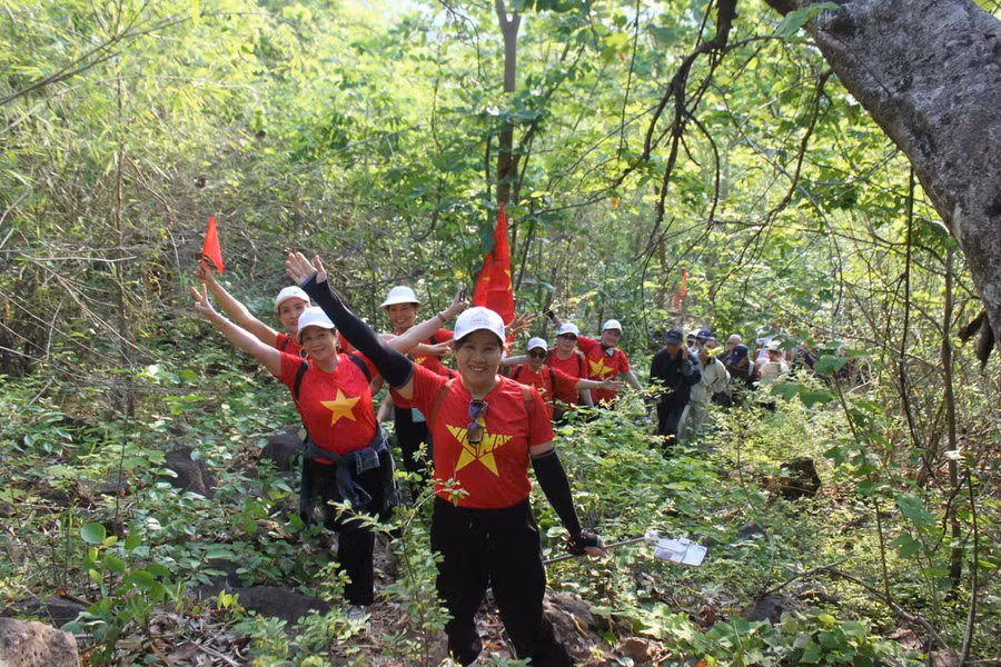 cac-van-dong-vien-vua-leo-nui-vua-check-in-cung-khung-canh-thien-nhien-tuoi-dep-cua-nui-chu-mo-anh-vu-chi.jpg