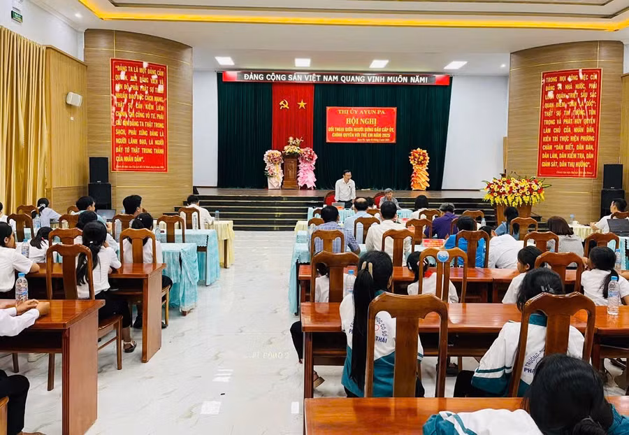 quang-canh-hoi-nghi-doi-thoai-giua-nguoi-dung-dau-cap-uy-chinh-quyen-voi-tre-em-ayun-pa-anh-vu-chi.jpg